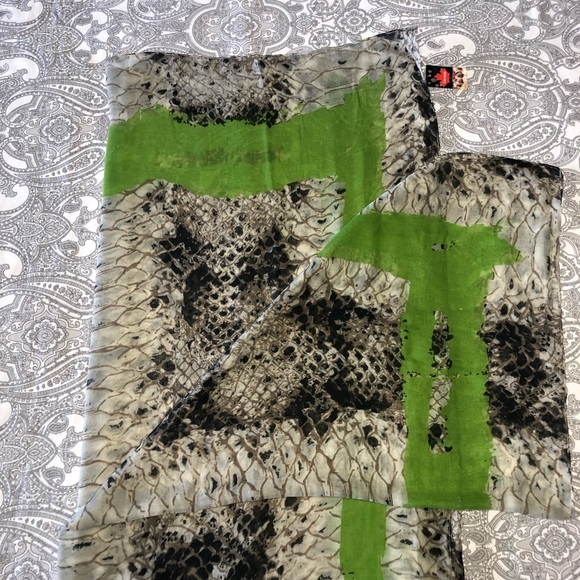 ⬇️🌴5 for $20🌴 snakeskin and lime green scarf - Picture 3 of 3
